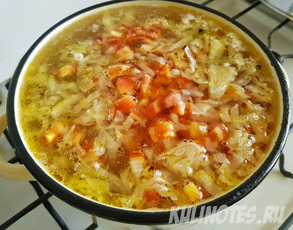 добавление томата в овощной суп с шампиньонами