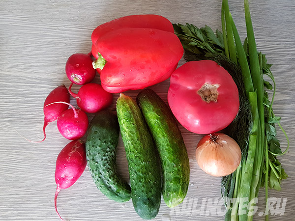 ингредиенты для салата из огурцов и помидоров с маслом