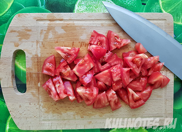 Нарезанные помидоры для салата из помидоров и огурцов с маслом