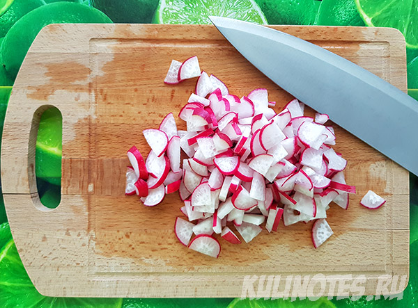 нарезанный редис для салата из помидоров и огурцов с маслом