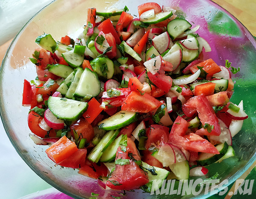 готовый салат и свежих огурцов и помидоров с маслом