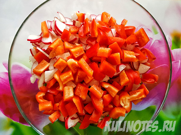 нарезанные ингредиенты салата из огурцов помидоров и перца