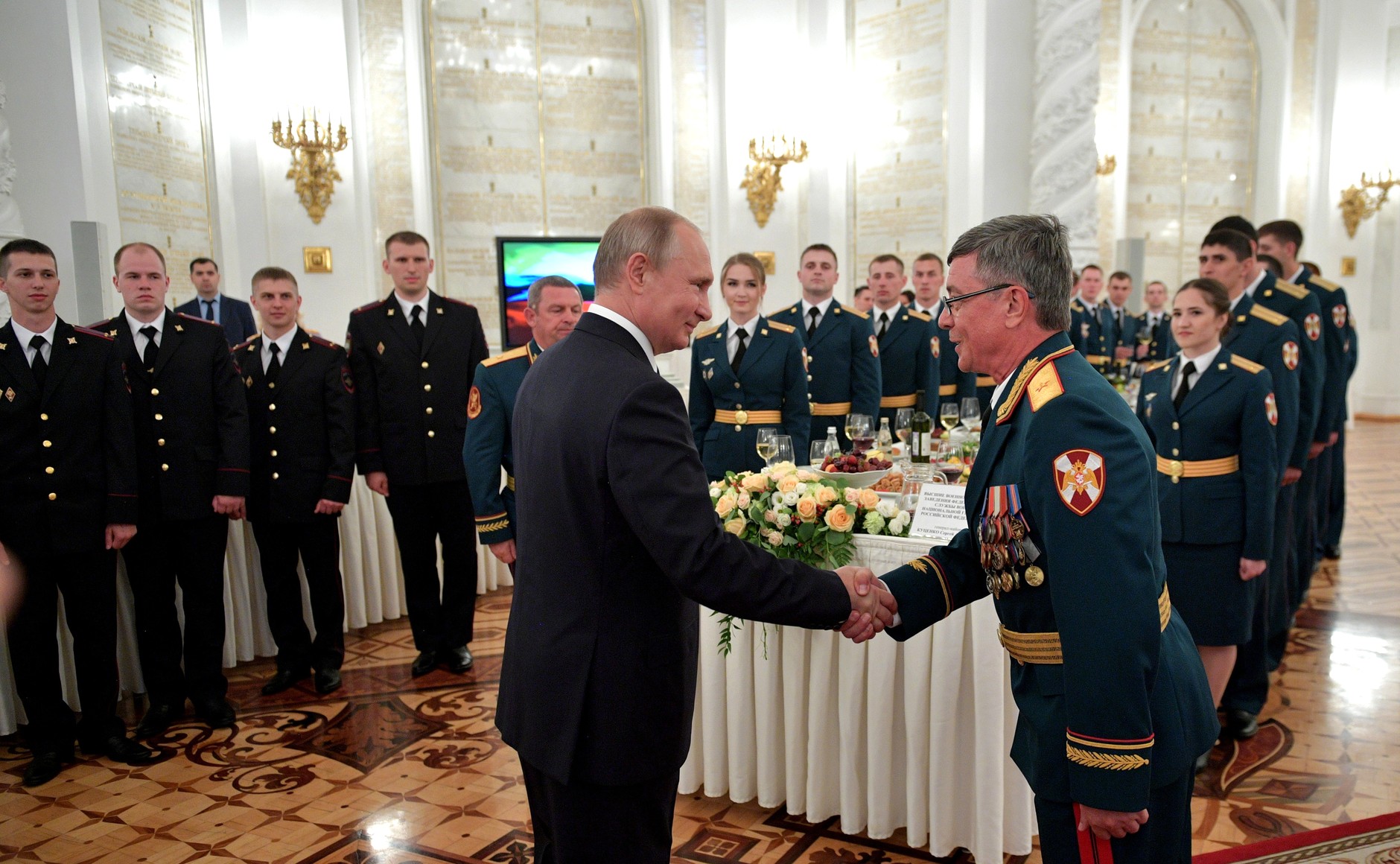 Федеральная служба президента. Прием выпускников военных вузов в Кремле. Выпускники военных вузов в Кремле. Торжественный прием в Кремле выпускников военных. Прием выпускников военных вузов в Кремле 2019.