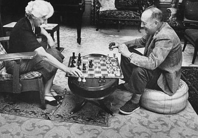 Владимир Набоков с женой Верой играет в шахматы
