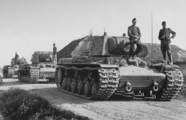 Трофейные советские танки КВ-1 из состава 8-й танковой дивизии Вермахта