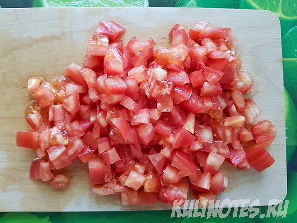 нарезанный помидор для чечевицы с помидорами и луком