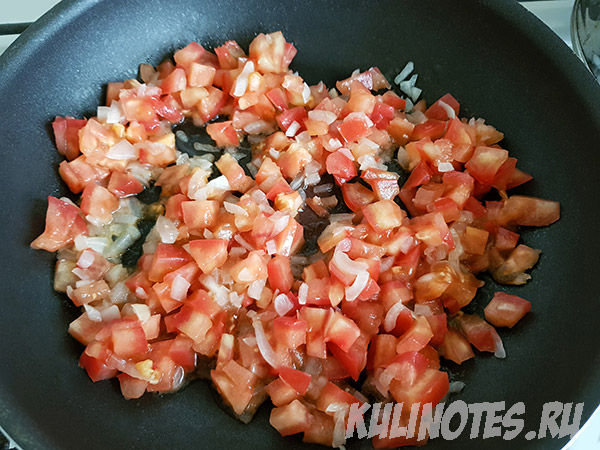 обжарка лука с томатом для чечевицы с помидорами и луком