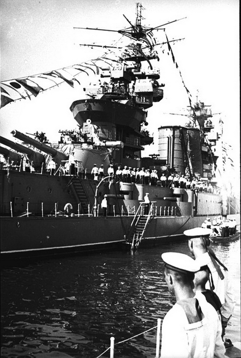 Севастополь День ВМФ 1945 Вице-адмирал Басистый слева и Азоров справа принимают парад кораблей 03