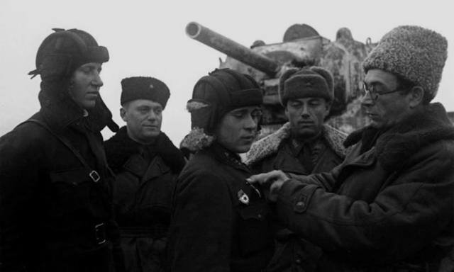 Ротмистров награждает танкиста Богатырева