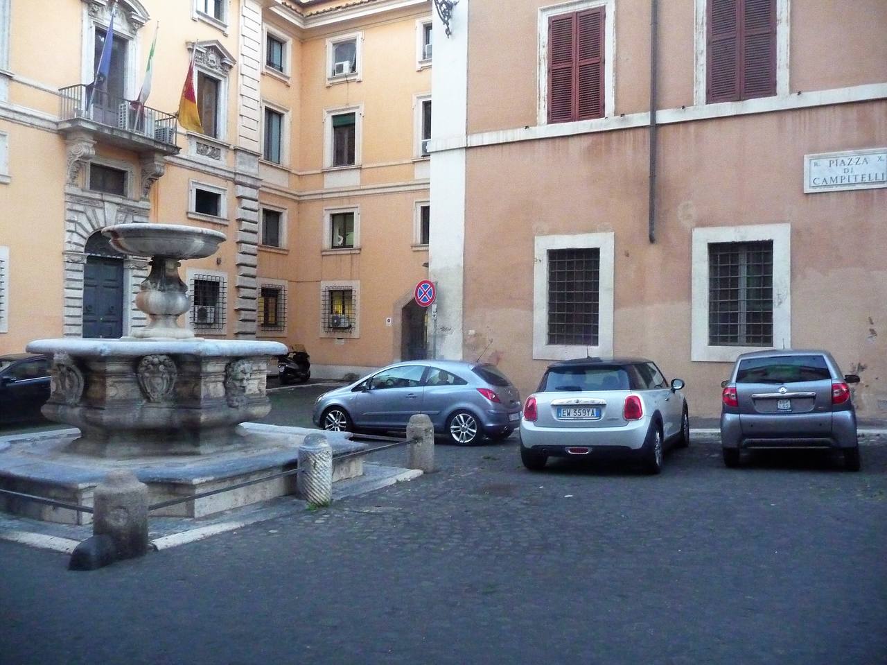 Fontana in Piazza Campitelli (3)