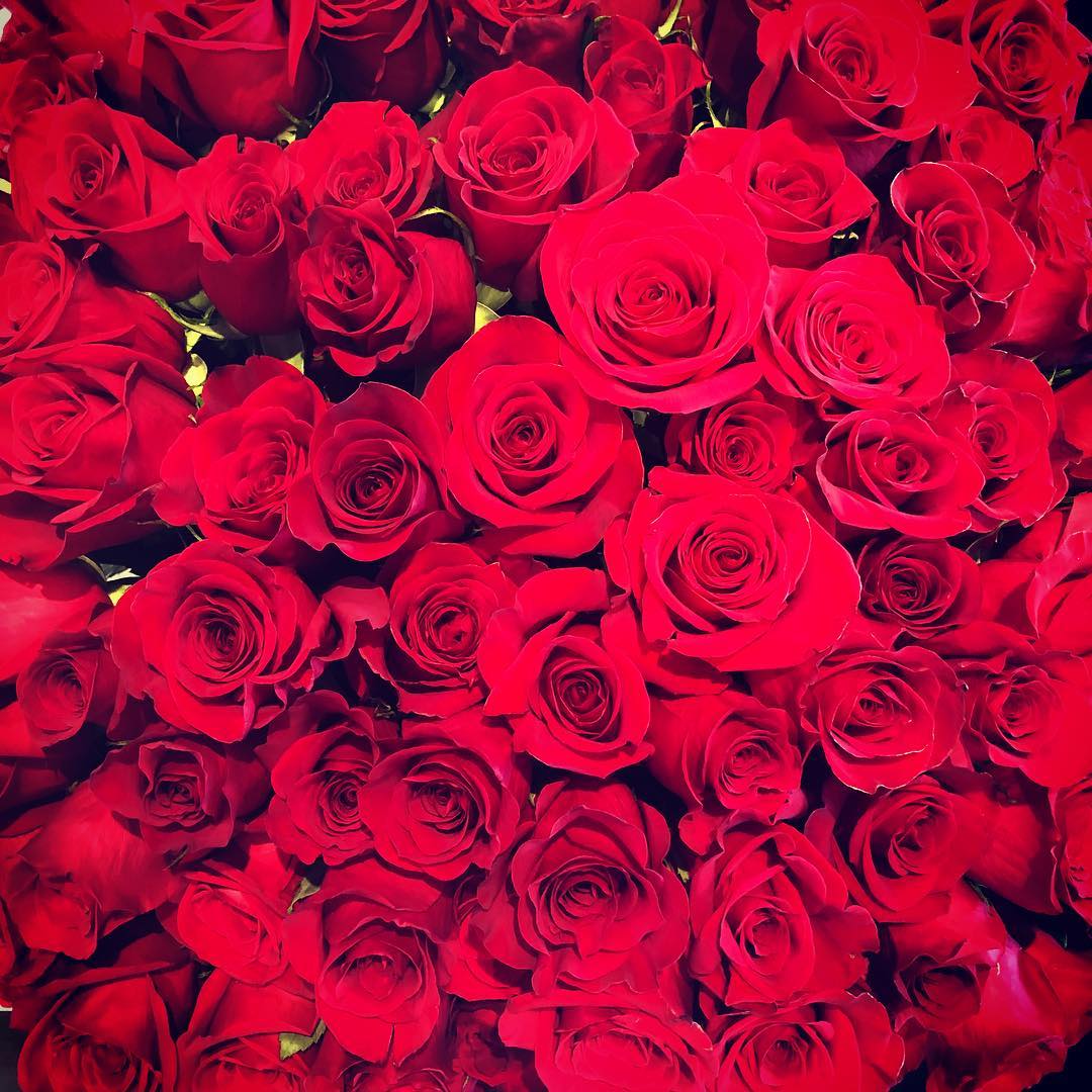 Букет красных роз на полу