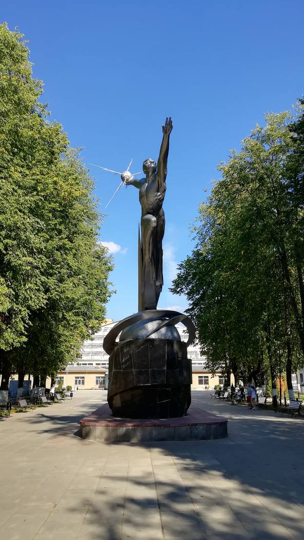 земли, котором памятник покорителям космоса в монино фото том