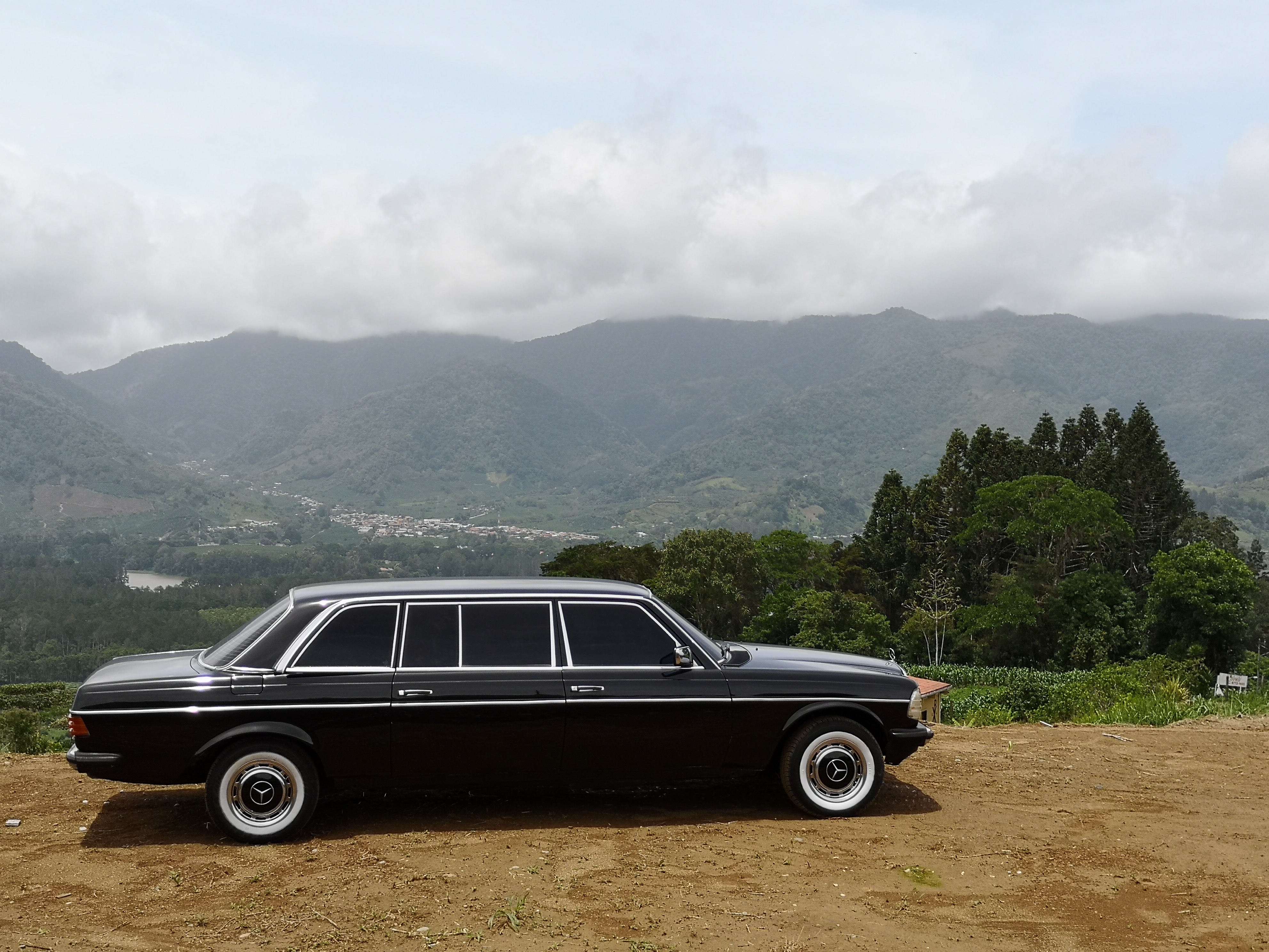 CARTAGO COSTA RICA. LIMOUSINE SERVICE MERCEDES W123 300D