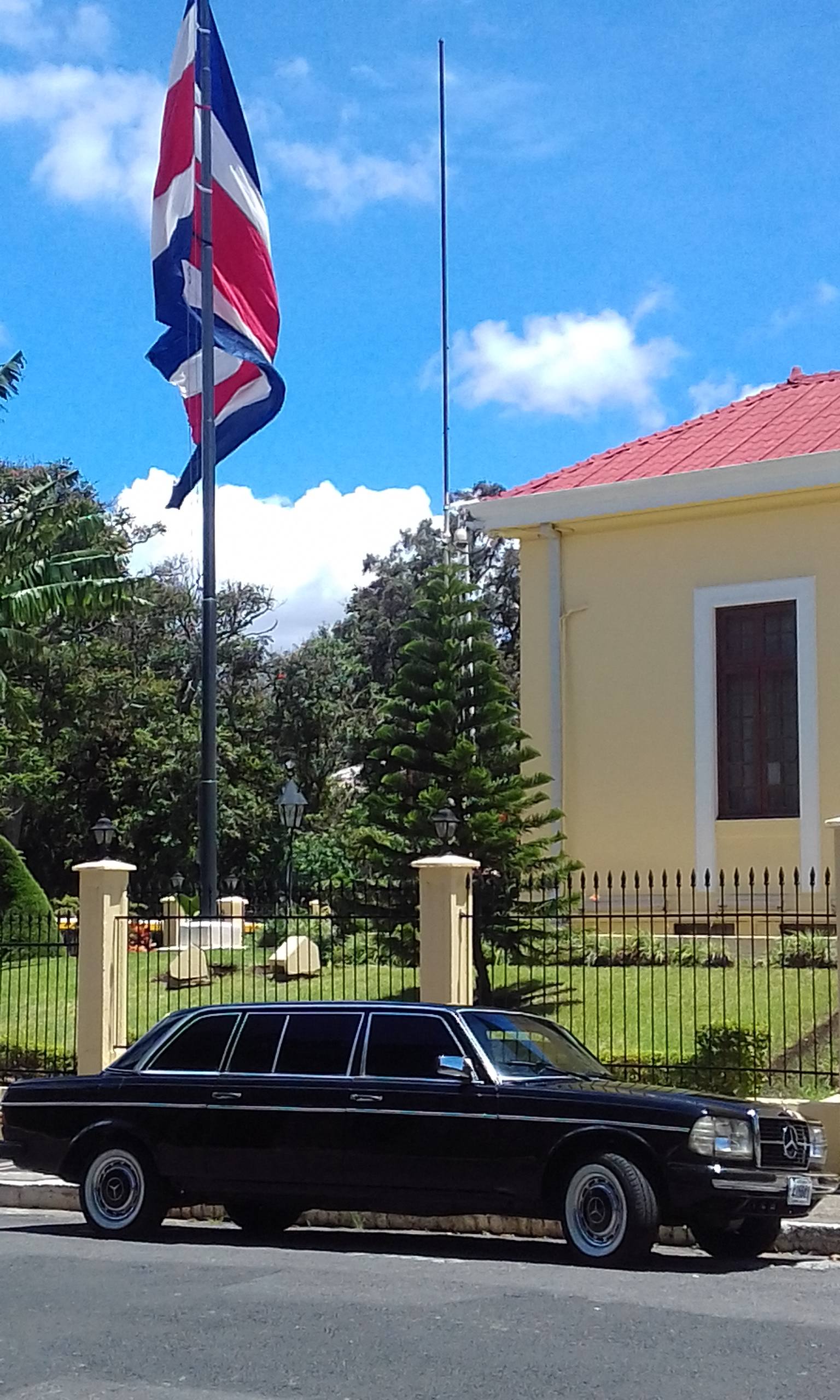 COSTA RICA FLAG WITH A MERCEDES 300D LANG LIMO