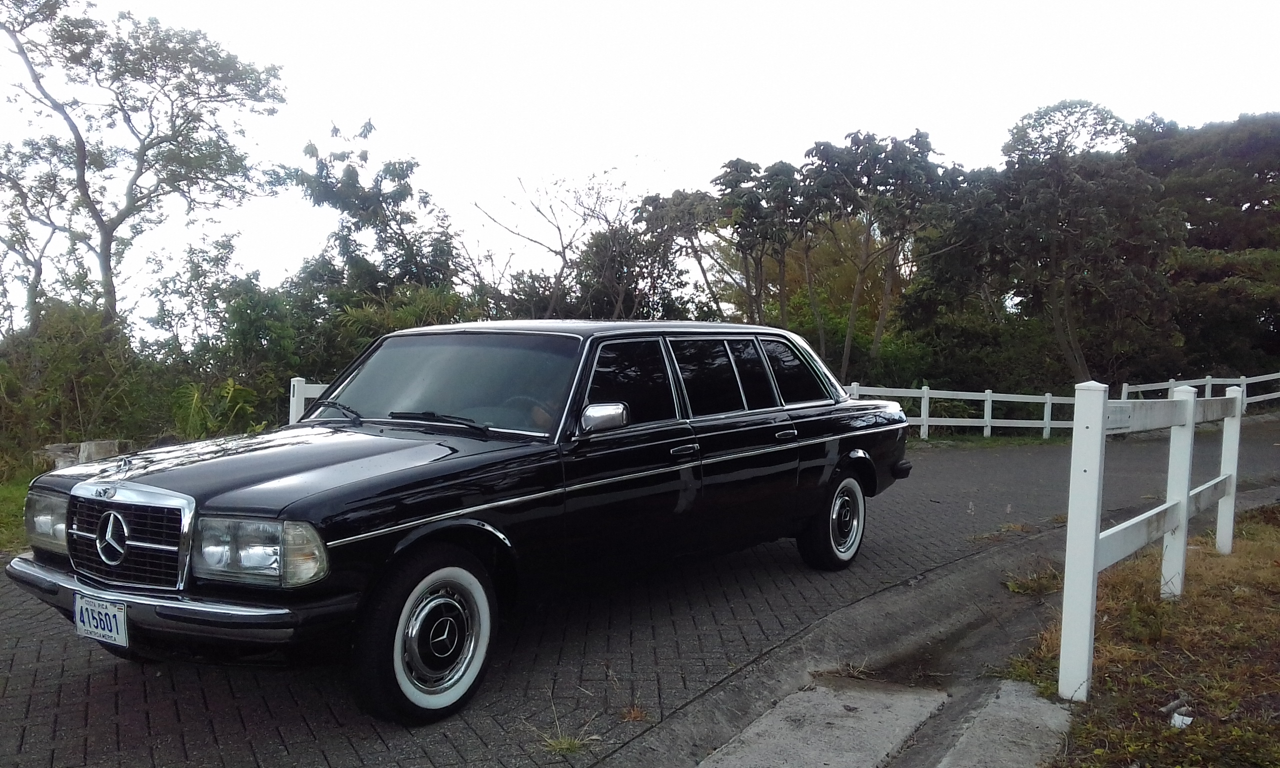 COSTA RICA COUNTRY ROAD. MERCEDES LANG LIMOUSINE TOURS.