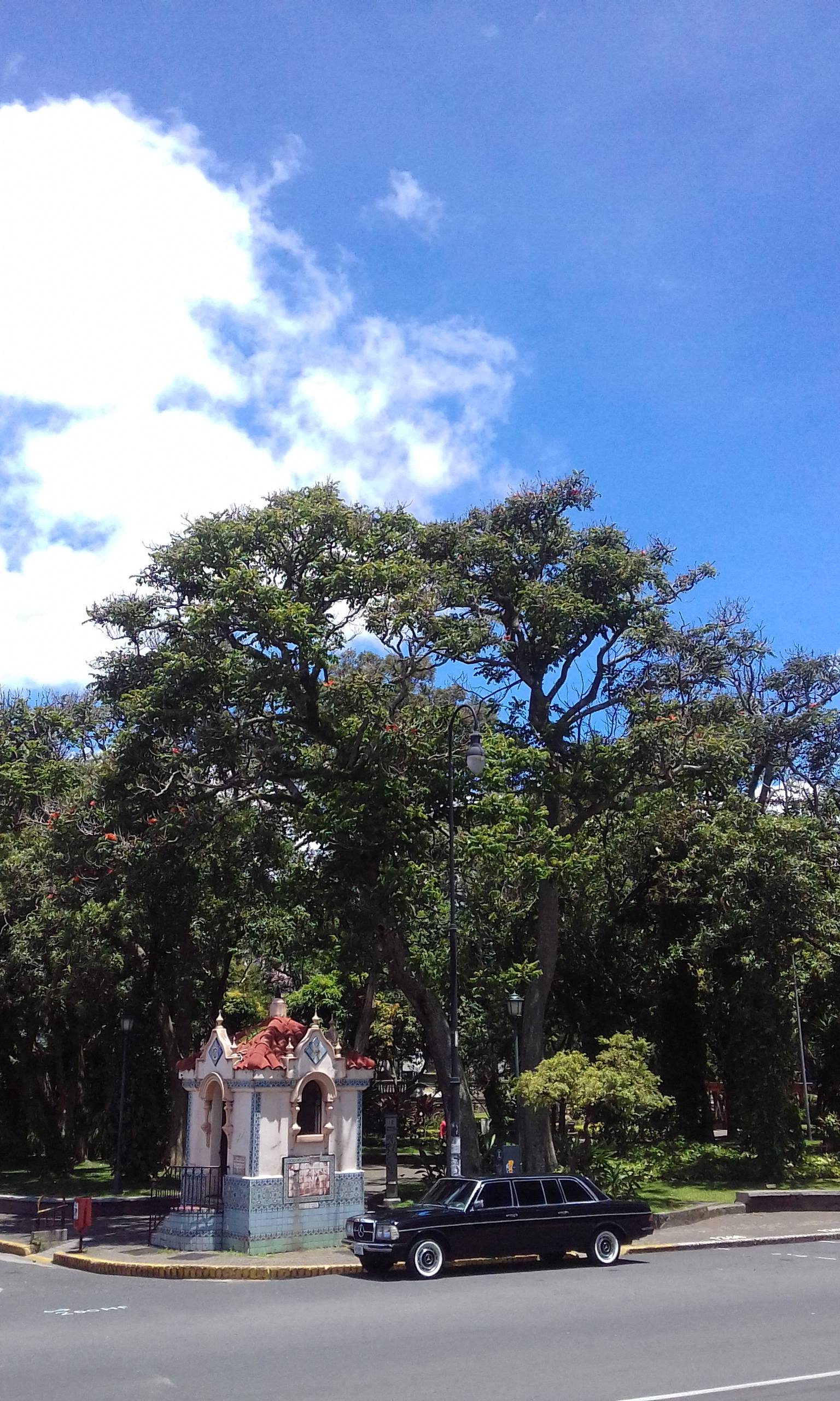 El Parque España. COSTA RICA MERCEDES LIMOUSINE TOURS.
