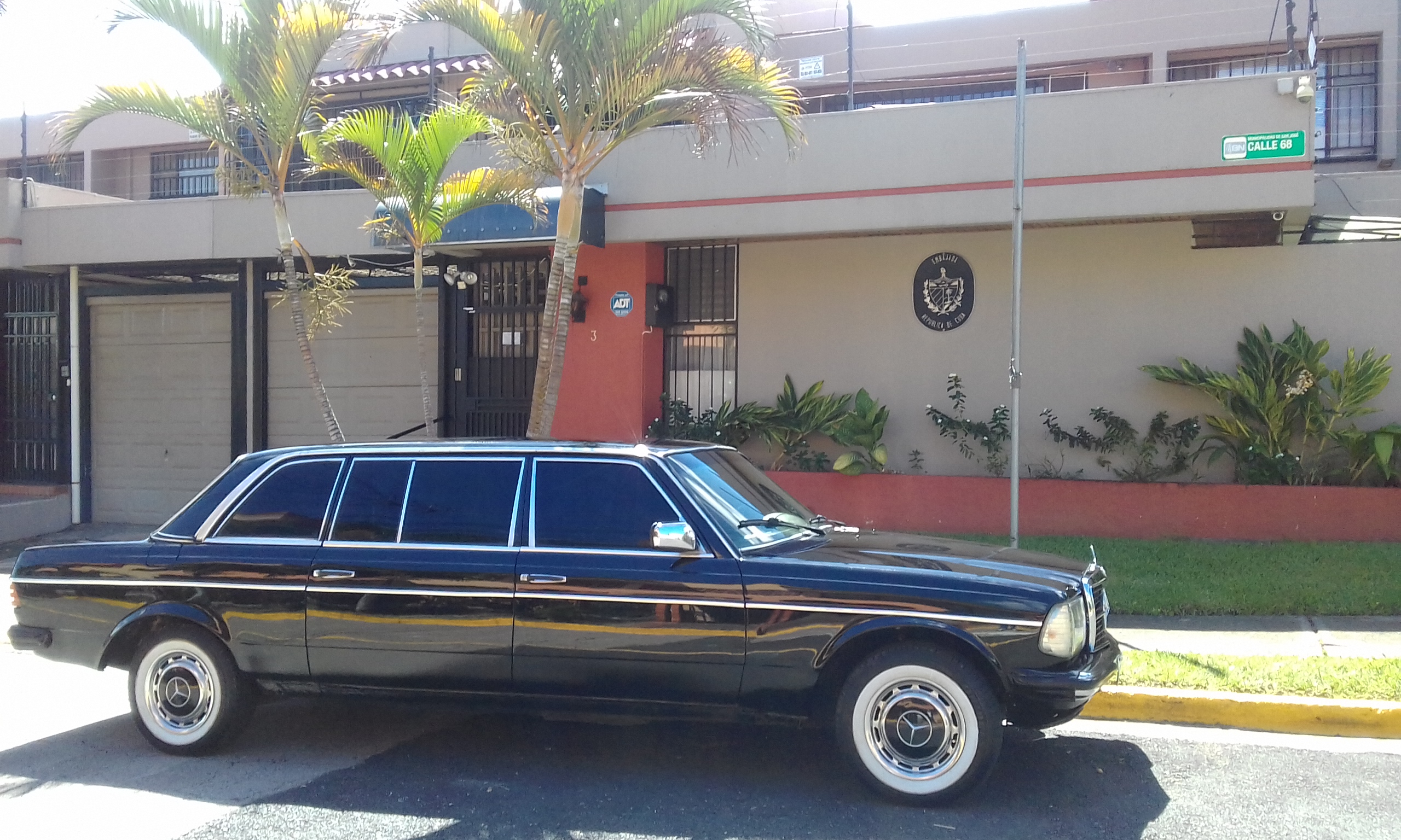 Embajada de Cuba en Costa Rica. Mercedes 300D w123 Sedan