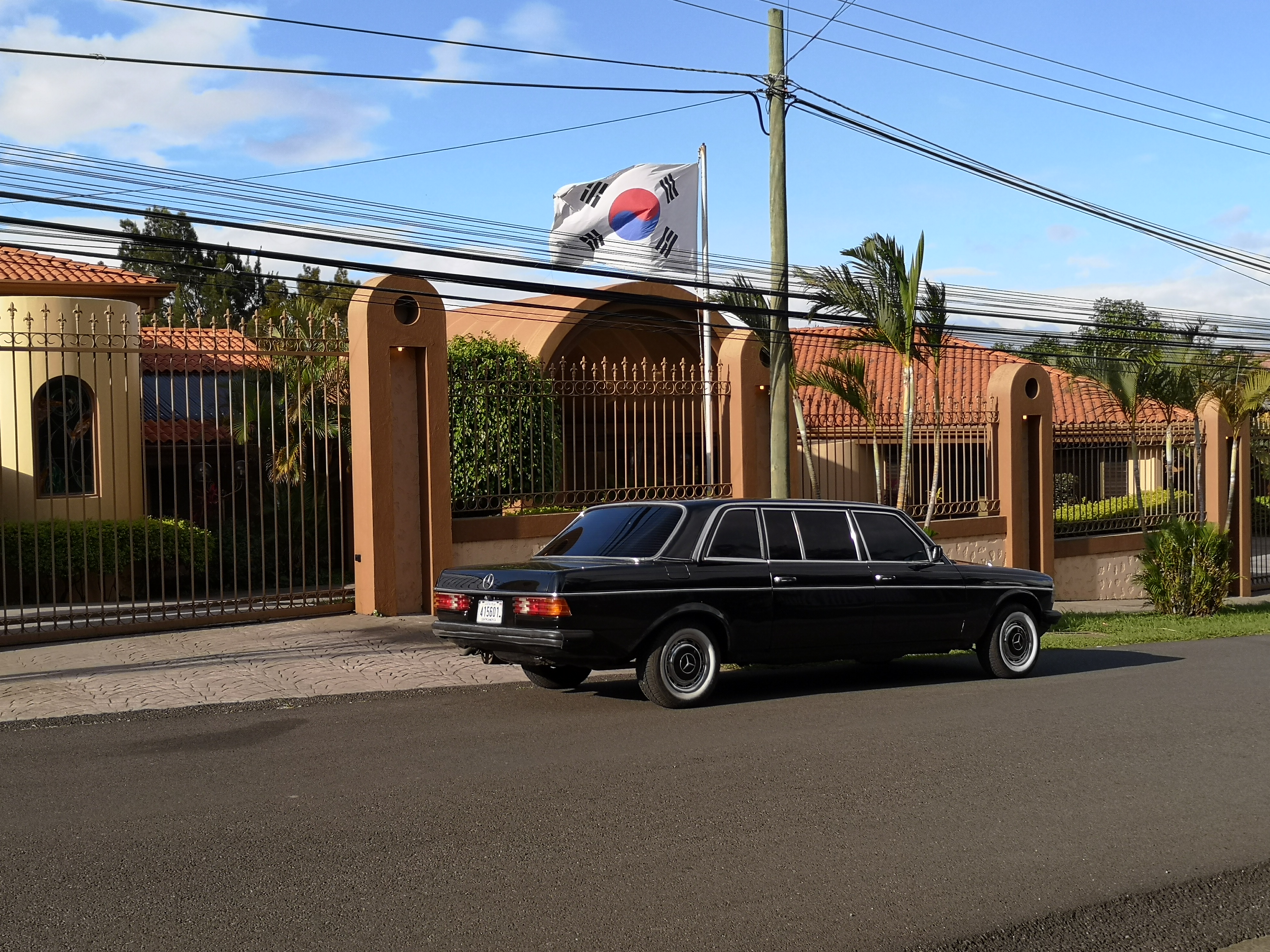 Embassy of Costa Rica in Seoul, Korea (Republic). MERCEDES LIMO W123