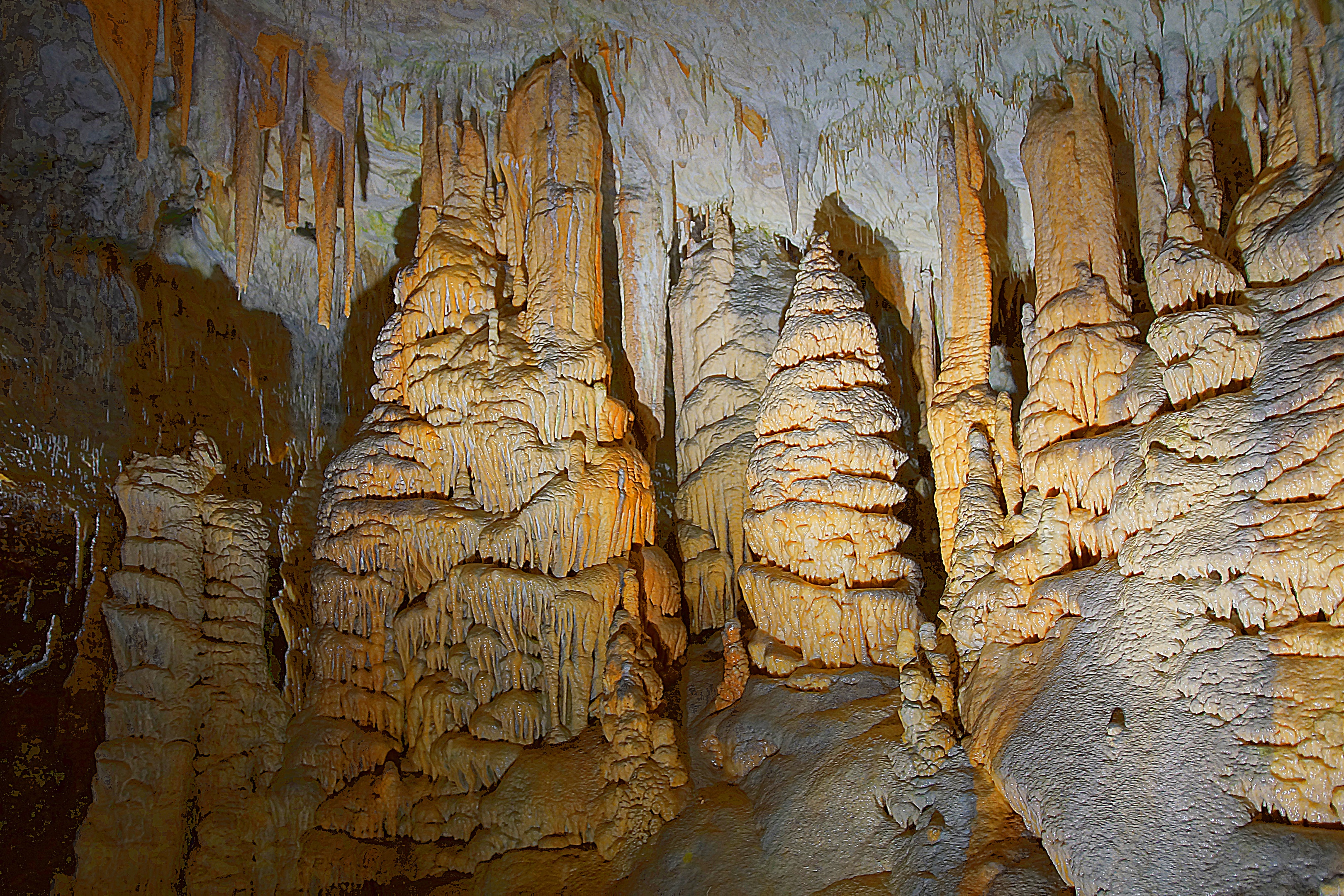 Небольшие сталагмиты. Фото Морошкина В.В.