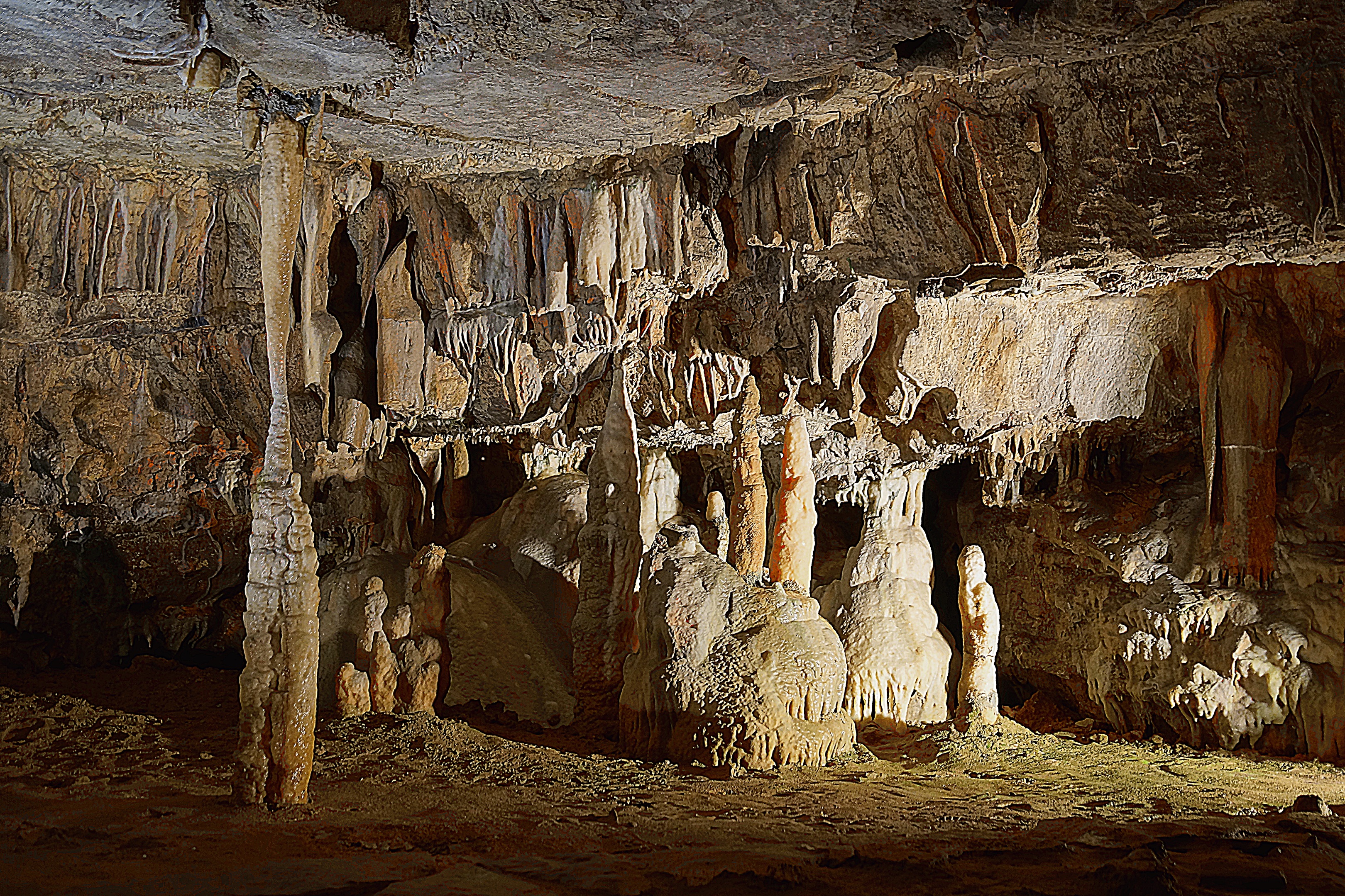 Небольшой сталактит-сталагмитовый зал пещеры. Фото Морошкина В.В.