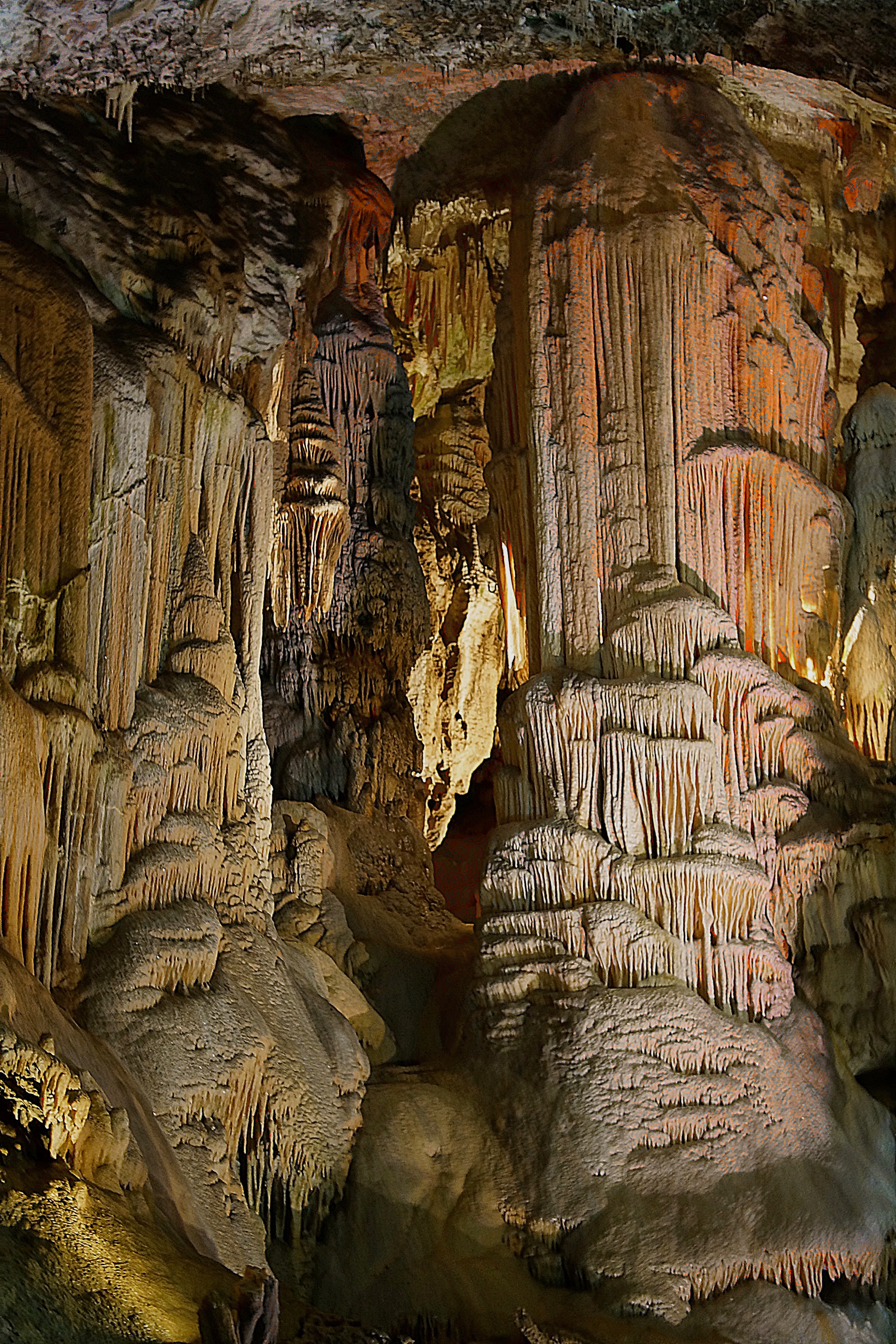 Пагодообразные и ребристые сталагмиты. Фото Морошкина В.В.