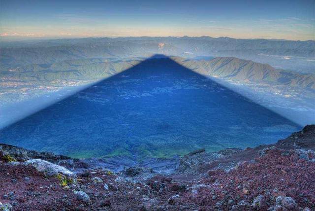 25-километровая тень горы Фудзияма, Япония.