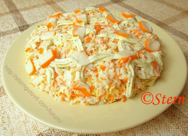 Салат из крабовых палочек слоёный