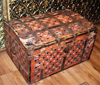 Старинный расписной сундук. Сундук деревянный белый. Сундук с чеканкой. Запах сундуков на русском. Старинный сундук.