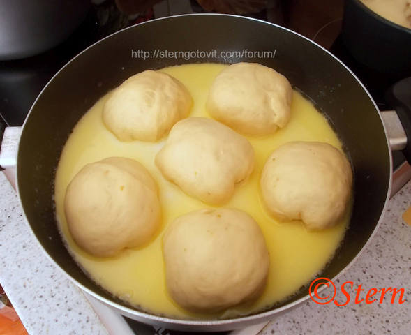 Булочки, сваренные в молочном сиропе (Germknödel, Dampfnudel)