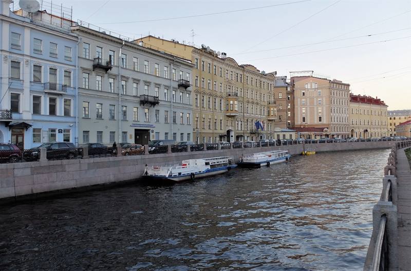 Большой Конюшенный мост через реку Мойку Конюшенный, моста, гранитным, тротуара, отделена, конюшен, поребриком, Адмиралтейский, острова, чугунные, Проезжая, переправа, установлен, устоях, берегу, возможную, гранитный, парапет, Казанский, мосту