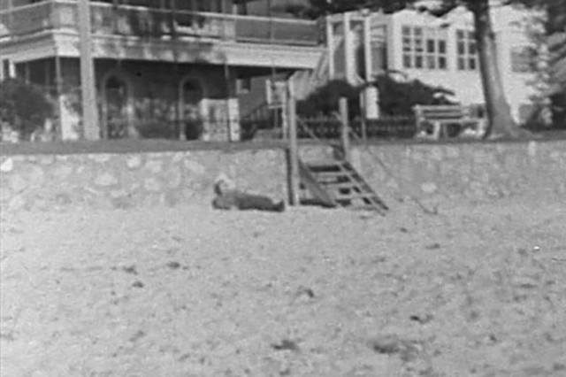 Невідомий лежав на піску, опираючись на хвилеріз (реконструкція). Джерело: theunredacted.com