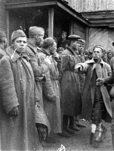 Пленный красноармеец, показывающий немцам комиссаров и коммунистов.