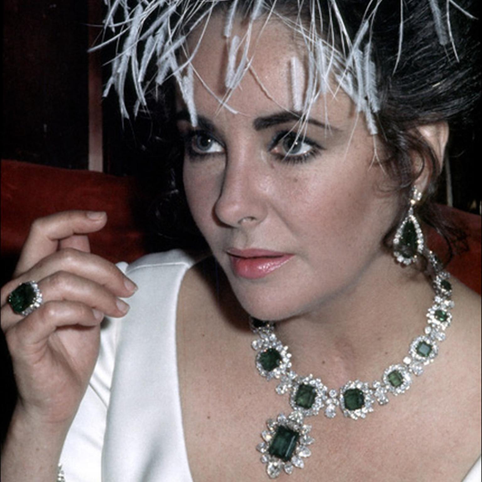 elizabeth taylore wearing bulgari emerald jewellery.jpg 1536x0 q75 crop-scale subsampling-2 upscale-false