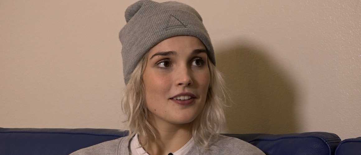 la-chanteuse-camille-lou-se-confie-sur-sa-vie-privee-et-montre-une-mysterieuse-photo-video