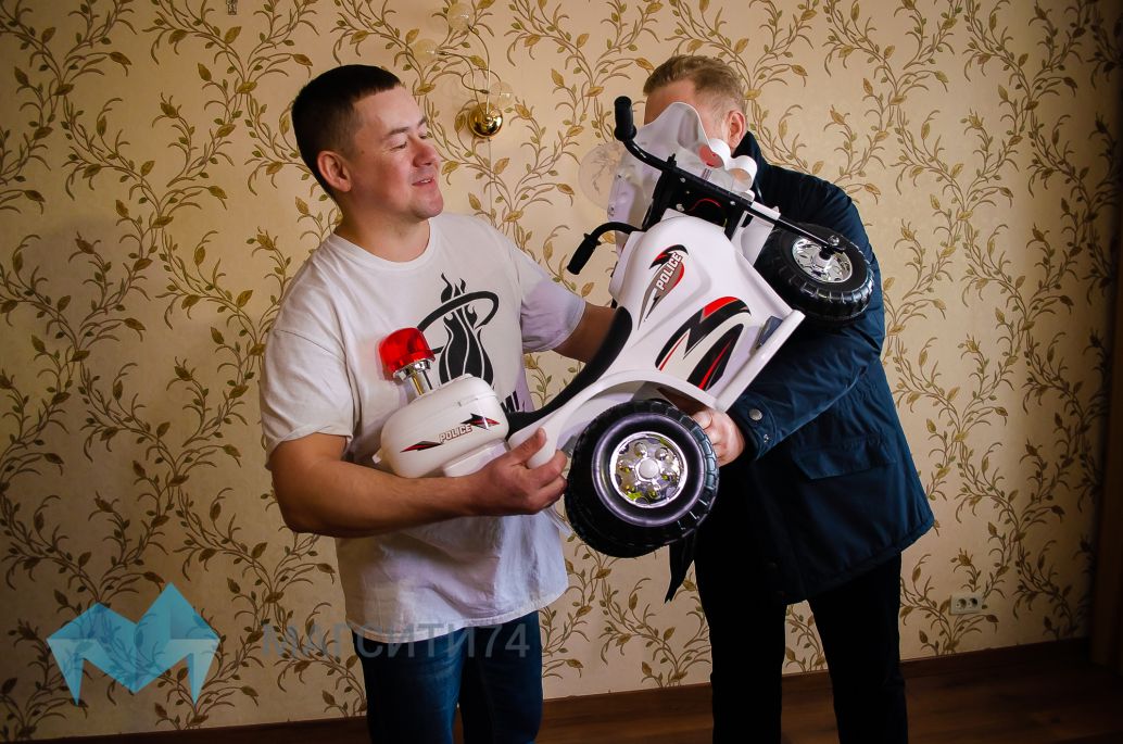 Папе Жене дарят полицейский мотоцикл с мигалкой