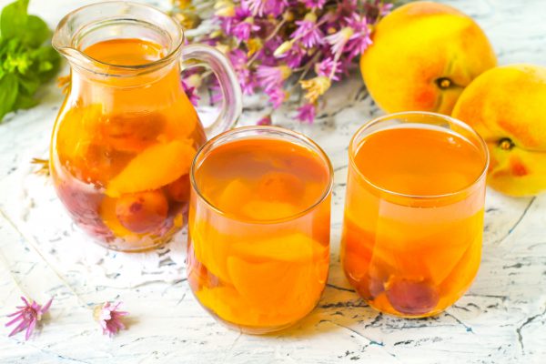 kompot-iz-persikov-i-vinograda-600x400