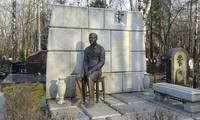 1280px-Памятник Владимиру Владимировичу Савоськину