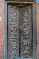 Резные деревянные двери в доме в Бхактапуре. Фото Морошкина В.В.