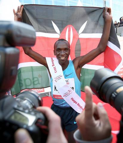 Кипчоге после победы в Гамбургском марафоне, 2013 год. Фото: Christian Charisius / AFP / East News