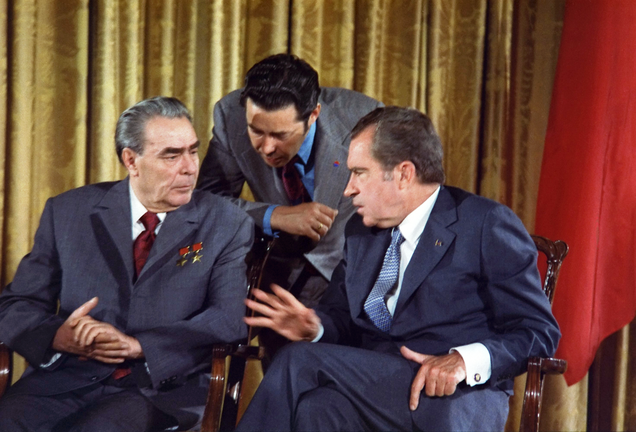 1280px-Leonid Brezhnev and Richard Nixon talks in 1973