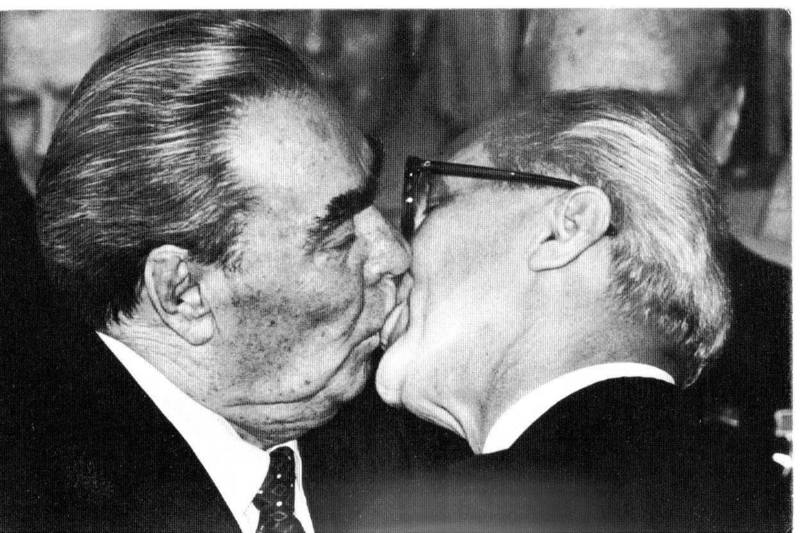 Поцелуй Брежнева с Хонеккером