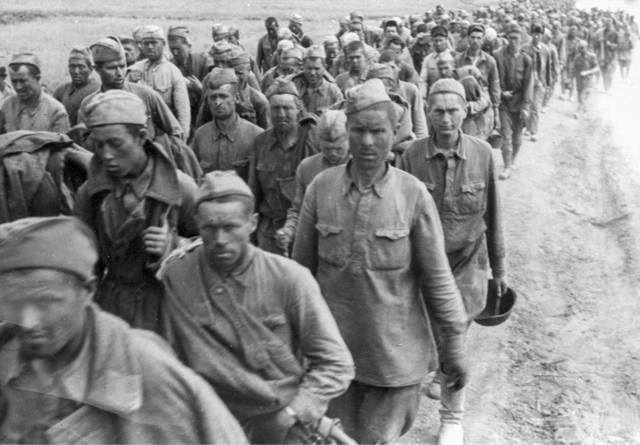 1941aКолонна советских военнопленных на марше под Гродно