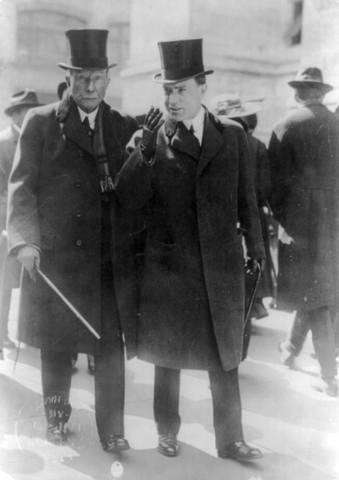 Джон Рокфеллер с сыном в 1915 году.