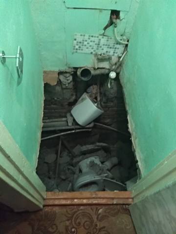 Старый туалет в хрущевке обрушился под дедом