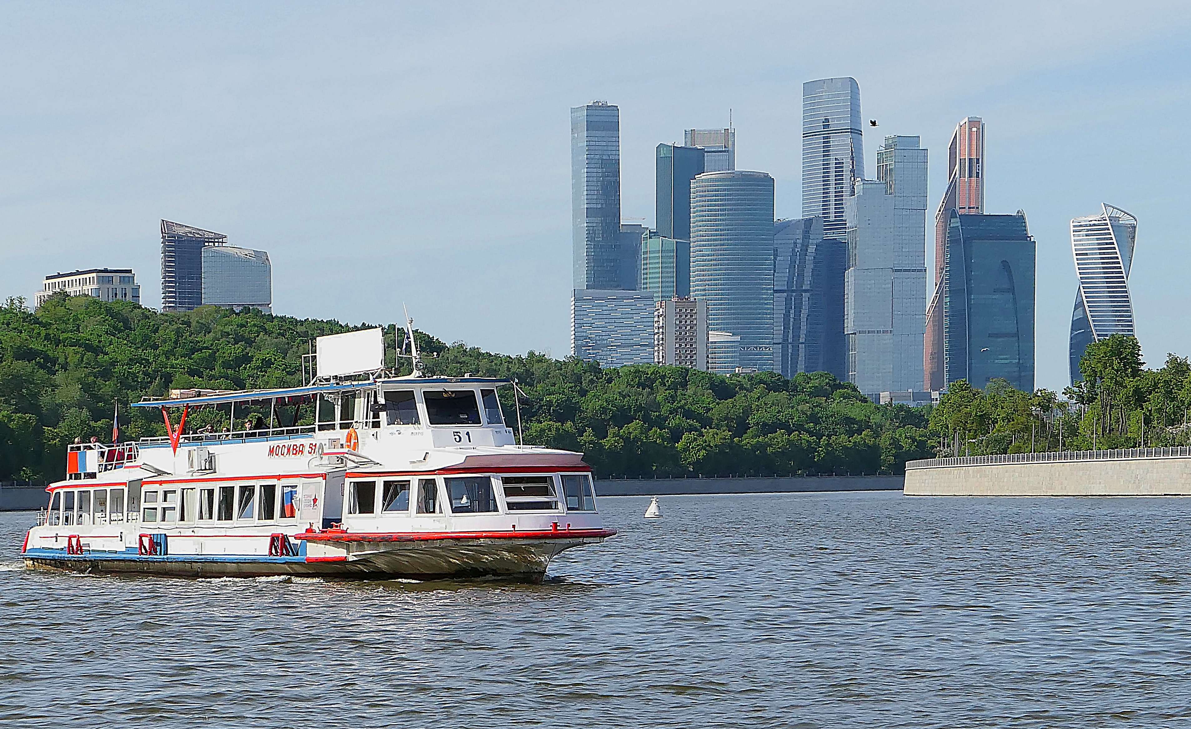 Москва-Сити и кораблик на реке. Фото Морошкина В.В.