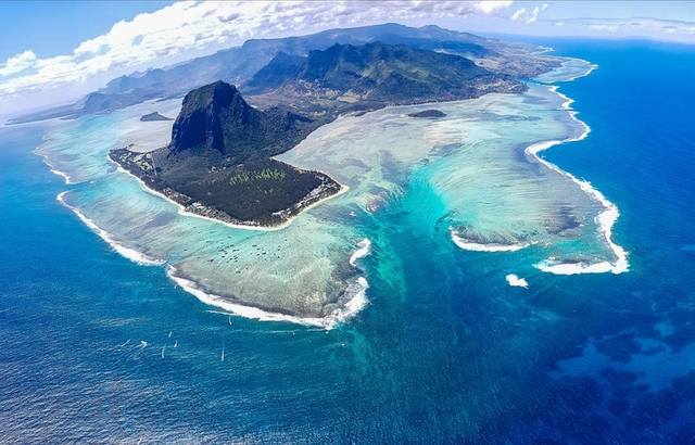 Благодаря расположению скал, создается иллюзия подводного водопада возле Маврикия.