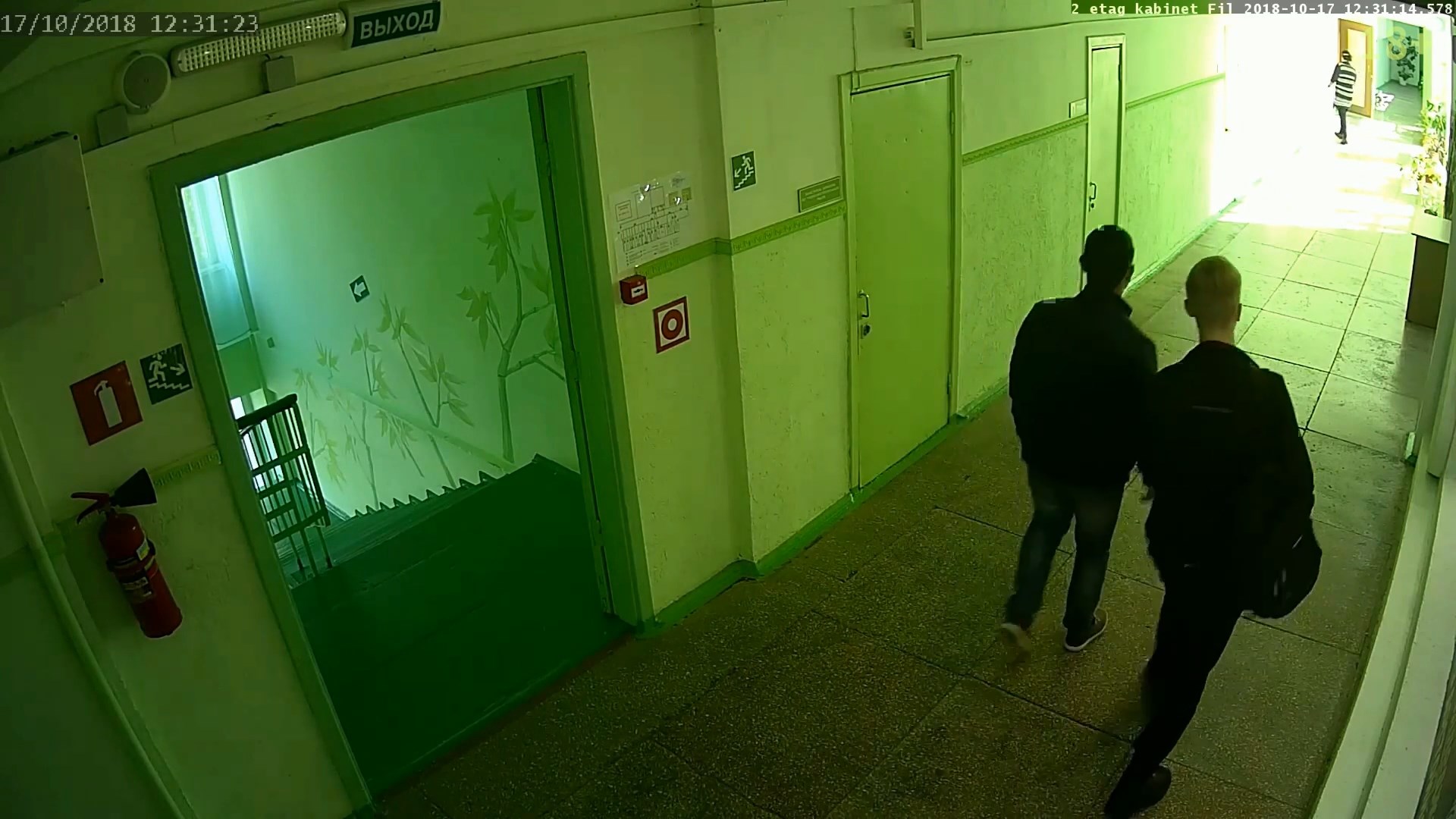11-31-14 влад идёт на втором этаже с сумкой