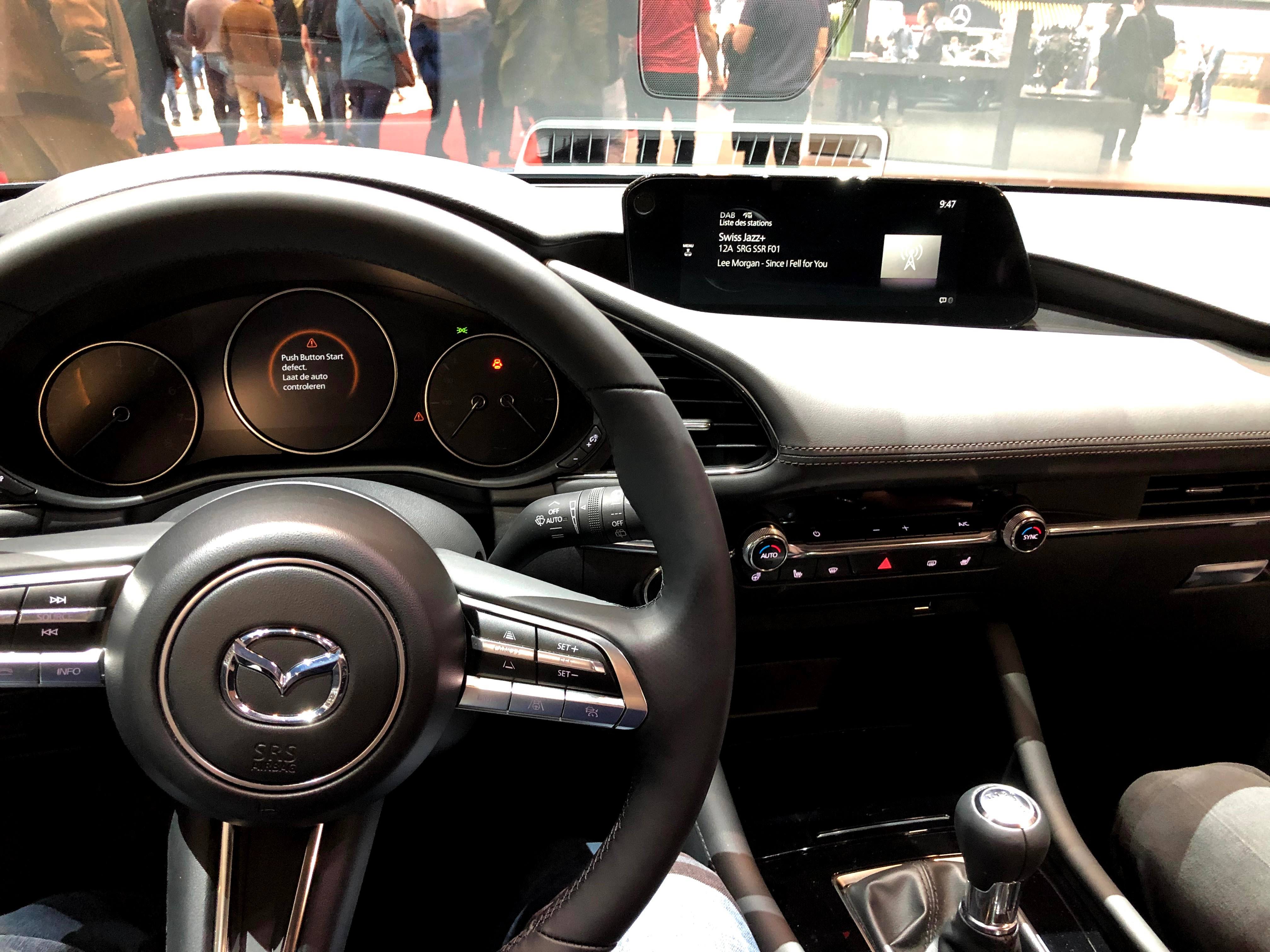 Фото Mazda 3 Седан в новом кузове, видео-обзор модели - Автосалон