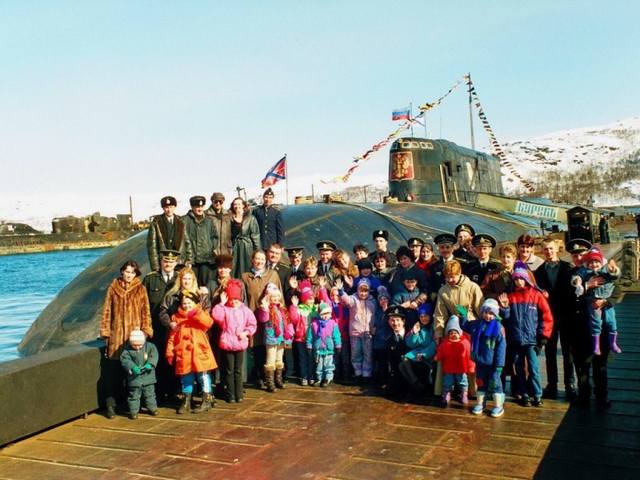 АПЛ К-141 «Курск» с семьями. Видяево. Мурманская область.