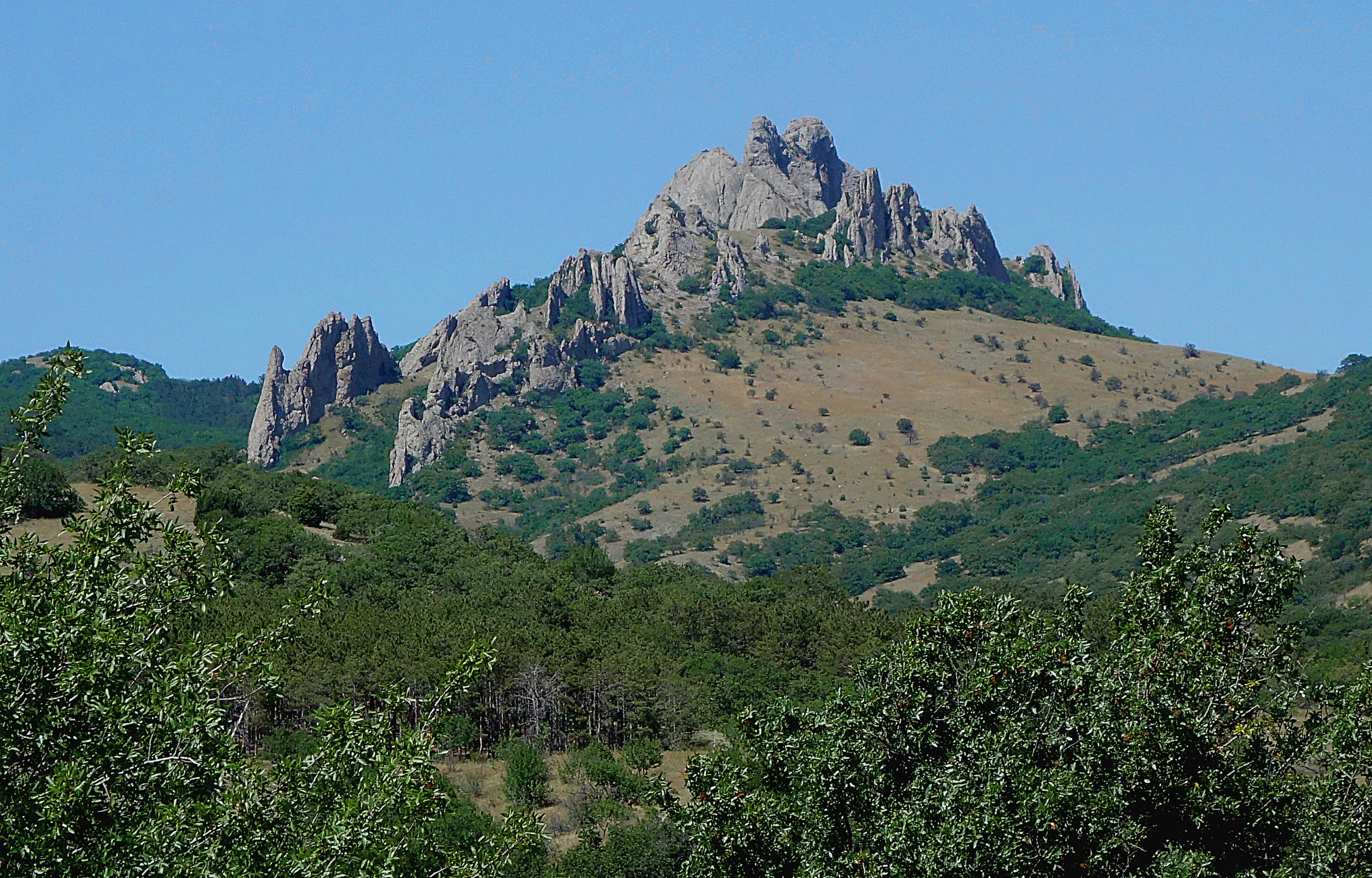 Скалы недалеко от Святой г. Карадага. Фото Морошкина В.В.